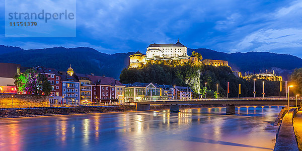 Österreich  Tirol  Kufstein  Festung  Inn und Altstadt am Abend