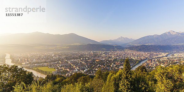 Österreich  Tirol  Innsbruck  Stadtlandschaft mit Inn