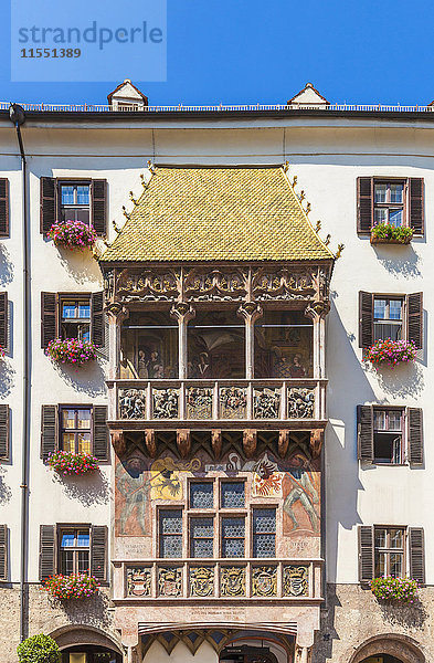 Österreich  Tirol  Innsbruck  Blick auf ein Gebäude mit goldenem Dach  Alkovenbalkon