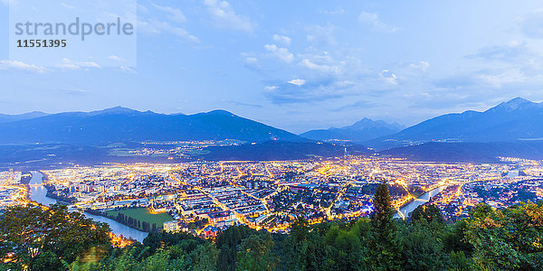 Österreich  Tirol  Innsbruck  Stadtbild  Blaue Stunde