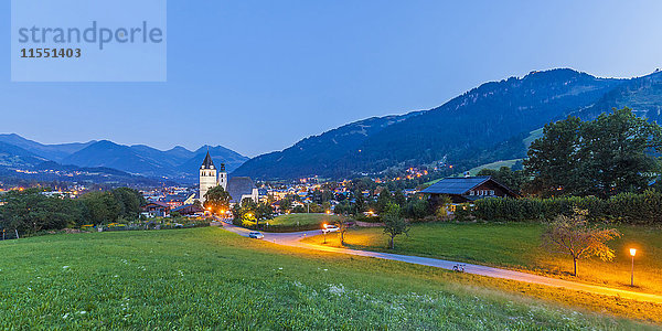 Österreich  Tirol  Kitzbühel  Stadtbild mit Kirchen in der Abenddämmerung