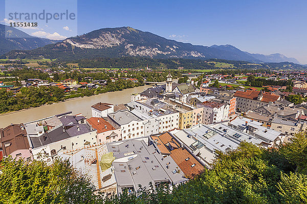 Österreich  Tirol  Rattenberg  Stadtbild mit Inn