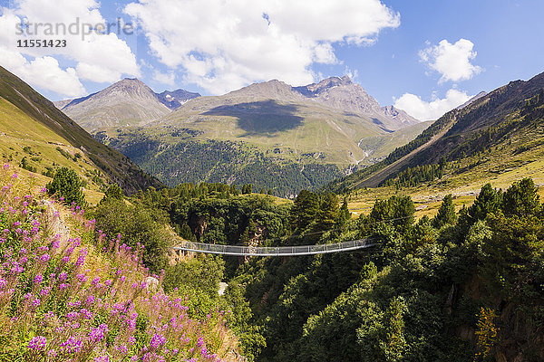 Österreich  Tirol  Vent Valley bei Vent  Hängebrücke