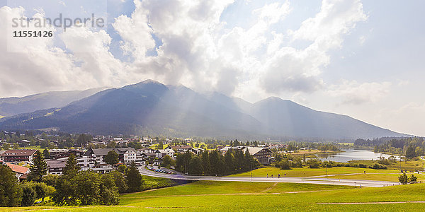 Österreich  Tirol  Seefeld in Tirol  Stadtbild und Seefelder See