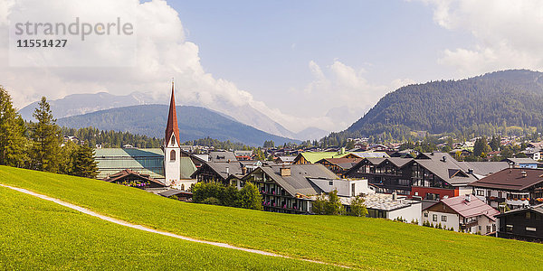 Österreich  Tirol  Seefeld in Tirol  Stadtbild mit Pfarrkirche St. Oswald