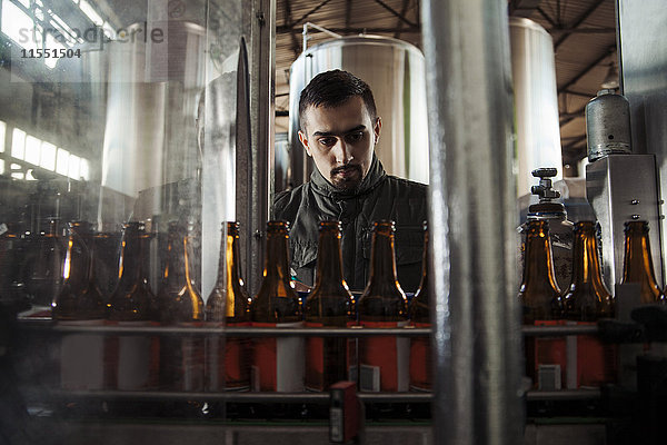 Junger Mann in der handwerklichen Brauerei