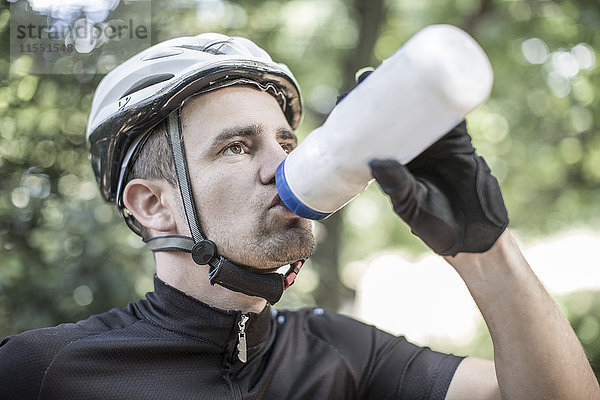 Mann in Fahrradkleidung Trinkwasser