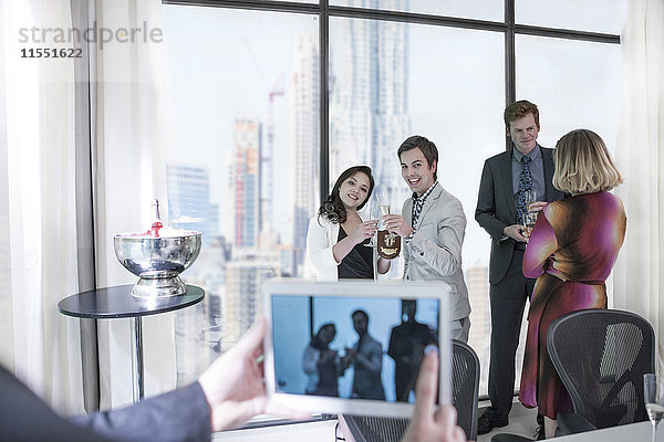 Erfolgreiche Geschäftsleute mit einer Arbeitsgruppe  Mann fotografiert mit digitalem Tablett