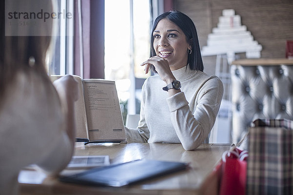 Zwei Freundinnen in einem Coffee-Shop