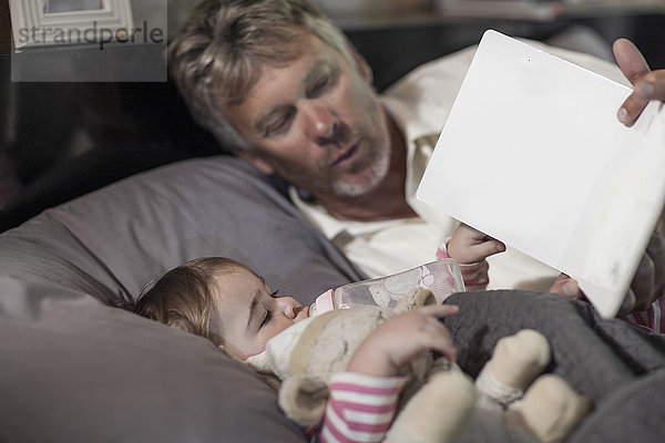 Mann Lesebuch mit Baby Girl