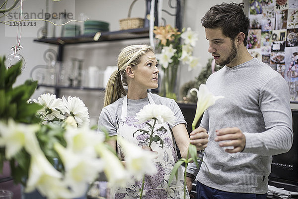 Verkäuferin im Blumengeschäft mit Kundenberatung