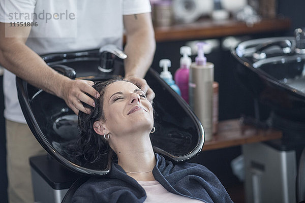 Frau im Friseursalon beim Haarewaschen