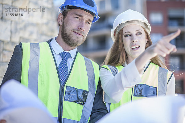 Architekt und Ingenieur auf der Baustelle  Verfugung