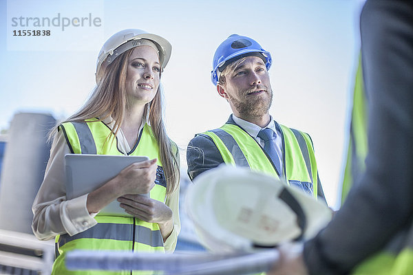 Architekt und Ingenieur auf der Baustelle bei der Projektbesprechung