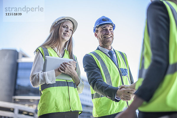 Architekt und Ingenieur auf der Baustelle bei der Projektbesprechung