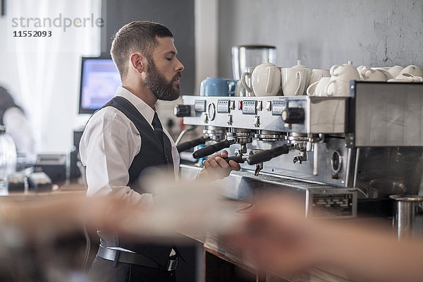 Kellner bei der Kaffeezubereitung im Restaurant