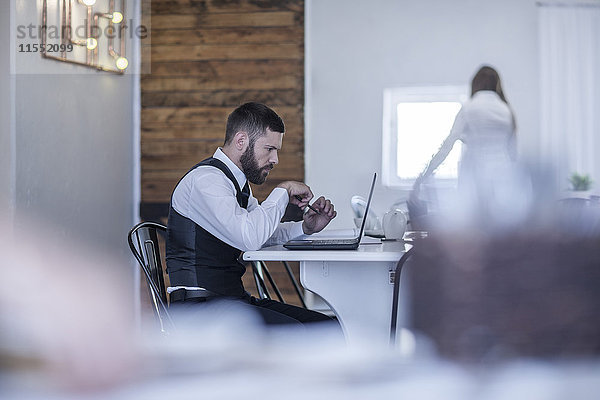 Restaurantmanager am Laptop