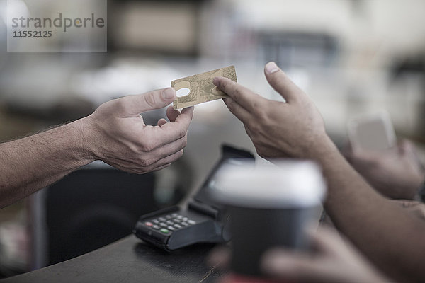 Bezahlung mit Kreditkarte im Coffee Shop