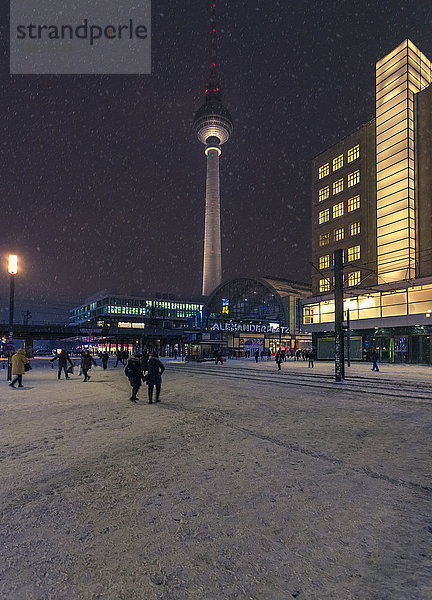 Deutschland  Berlin  Blick auf den Fernsehturm bei Schneefall am Abend