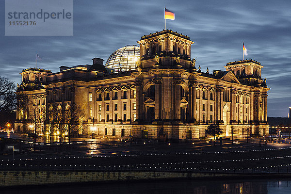 Deutschland  Berlin  Blick auf den beleuchteten Reichstag am Abend