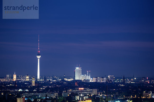 Deutschland  Berlin  Blick von Rudow auf den beleuchteten Fernsehturm in Berlin-Mitte