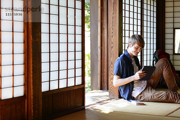 Kaukasischer Mann in traditionellem japanischem Haus