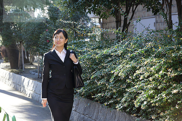 Junge japanische Geschäftsfrau in der Innenstadt von Tokio