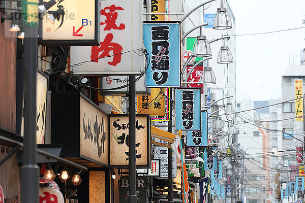 Japanische Restaurant- und Ladenschilder  Tokio  Japan
