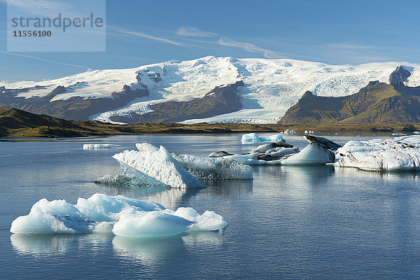 Eisberge schwimmen auf der Jokulsarlon Gletscherlagune mit dem Hvannadalshnukur Gipfel im Hintergrund  Island  Polarregionen