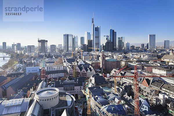 Frankfurter Skyline mit Paulskirche  Römerberg und Finanzviertel  Frankfurt  Hessen  Deutschland  Europa