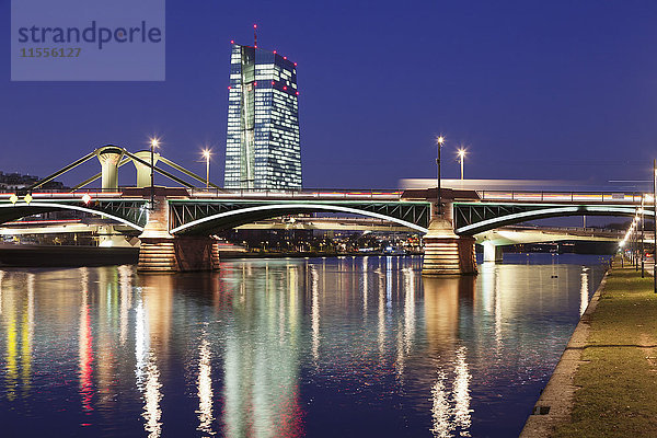 Blick über den Main auf die Ignatz-Bubis-Brücke und die Europäische Zentralbank  Frankfurt  Hessen  Deutschland  Europa