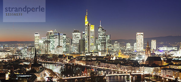 Blick über den Main auf die Skyline des Finanzviertels  Kaiserdom  Paulskirche  Frankfurt  Hessen  Deutschland  Europa