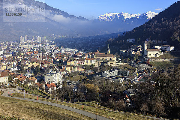 Blick auf die Stadt Chur  umgeben von Wäldern und verschneiten Gipfeln  Bezirk Plessur  Kanton Graubünden  Schweizer Alpen  Schweiz  Europa