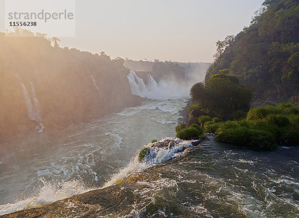 Blick auf die Iguazu-Fälle bei Sonnenuntergang  UNESCO-Weltkulturerbe  Foz do Iguacu  Bundesstaat Parana  Brasilien  Südamerika
