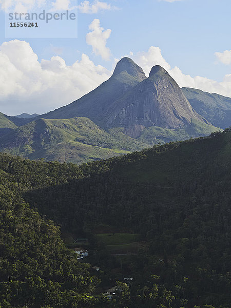 Blick auf die Berge um Petropolis  Bundesstaat Rio de Janeiro  Brasilien  Südamerika