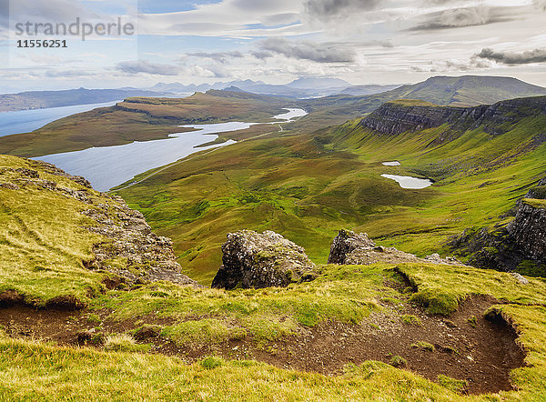 Blick von The Storr auf das Loch Leathan  Isle of Skye  Innere Hebriden  Schottland  Vereinigtes Königreich  Europa