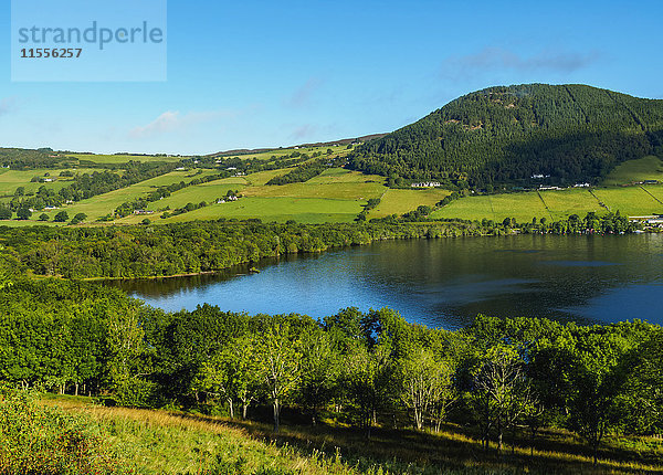 Landschaft von Loch Ness  Drumnadrochit  Highlands  Schottland  Vereinigtes Königreich  Europa