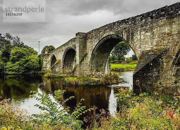 Blick auf die alte Brücke von Stirling  Stirling  Schottland  Vereinigtes Königreich  Europa