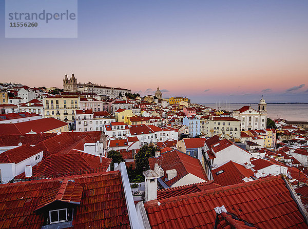 Miradouro das Portas do Sol  Blick über das Alfama-Viertel bei Sonnenuntergang  Lissabon  Portugal  Europa
