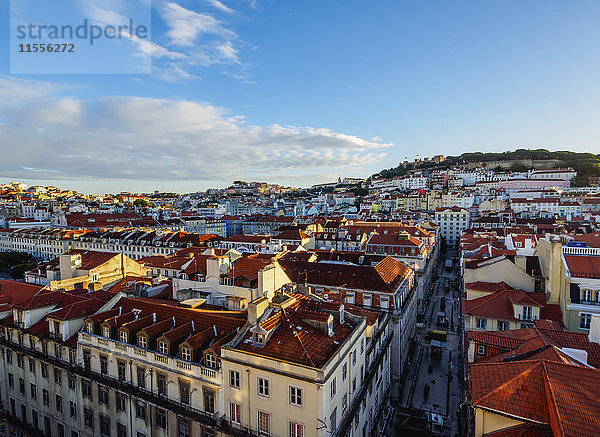 Miradouro de Santa Justa  Blick über das Stadtzentrum und die Santa Justa Straße in Richtung des Burgbergs  Lissabon  Portugal  Europa