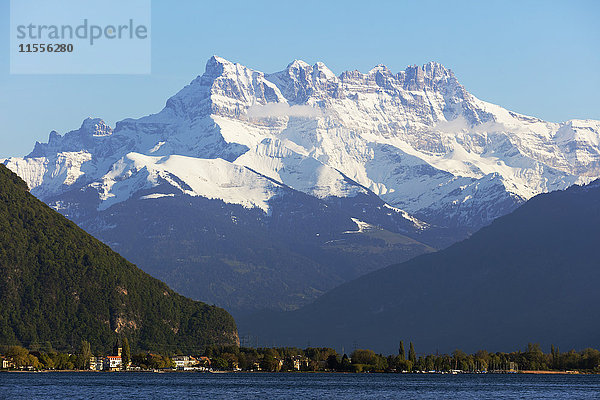 Genfersee (Lac Leman) und Dent du Midi  3257m  Villeneuve  Waadt  Schweiz  Europa