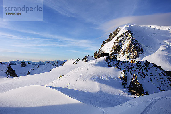 Mont Blanc du Tacul und Refuge des Cosmiques (Cosmiques-Hütte)  Chamonix  Rhone Alpes  Haute Savoie  Französische Alpen  Frankreich  Europa