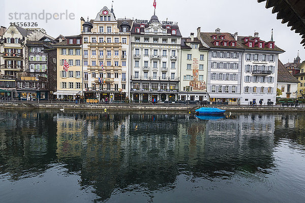 Die typischen Gebäude der mittelalterlichen Altstadt spiegeln sich im Fluss Reuss  Luzern  Schweiz  Europa