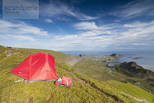Zelt auf einem Bergrücken mit Blick auf Wiesen und Meer  Sorland  Insel Vaeroy  Provinz Nordland  Lofoten  Norwegen  Skandinavien  Europa