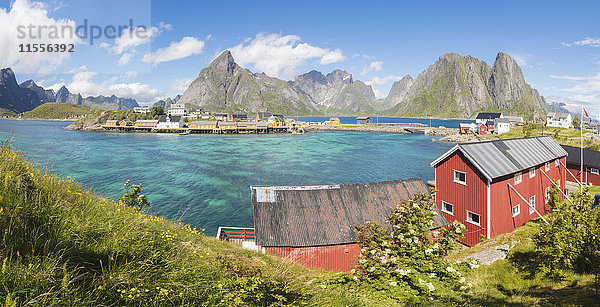 Panorama des türkisfarbenen Meeres und des typischen Fischerdorfs  umgeben von felsigen Gipfeln  Sakrisoy  Reine  Moskenesoya  Lofoten  Norwegen  Skandinavien  Europa