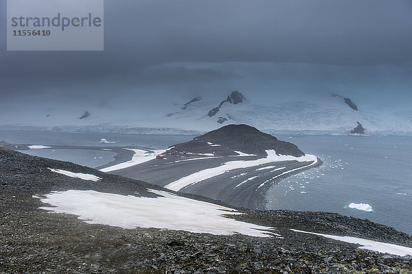 Blick über die Halbmondinsel  Südliche Shetlandinseln  Antarktis  Polarregionen