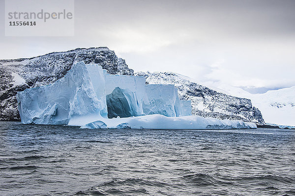 Schwimmender Eisberg  Elefanteninsel  Südliche Shetlandinseln  Antarktis  Polarregionen