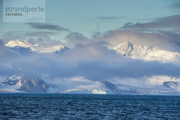 Ein Berg bricht durch die Wolken  Elefanteninsel  Süd-Shetland-Inseln  Antarktis  Polarregionen