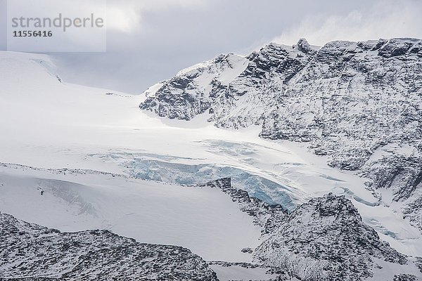 Gletscher  der einen Berg auf der Elefanteninsel hinunterfließt  Süd-Shetland-Inseln  Antarktis  Polarregionen