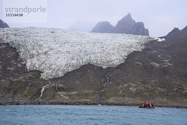 Touristen auf einem Zodiac bei der Beobachtung eines Gletschers auf Elephant Island  Südliche Shetlandinseln  Antarktis  Polargebiete